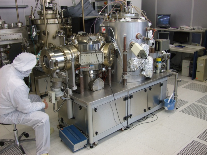 "A-MBE" Molecular beam epitaxy system in the clean room of the IHT